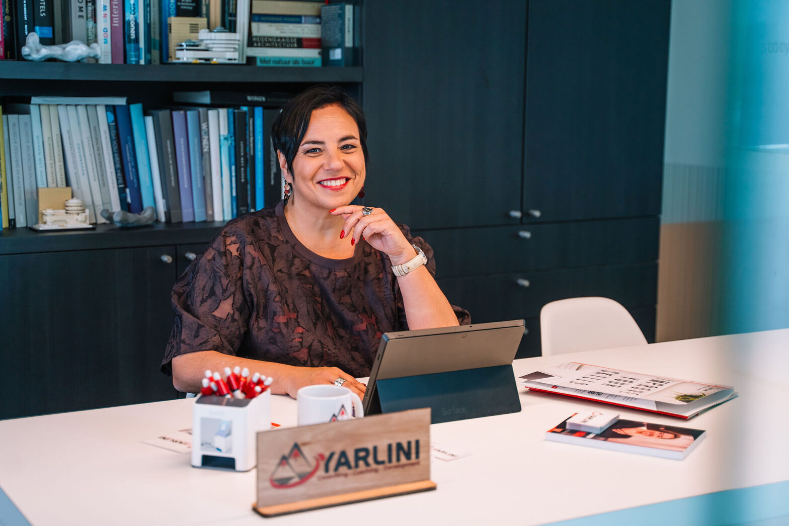 De rol van een CEO is zwaarder geworden. Je moet tegelijk richting geven, scherpe keuzes maken, je team meenemen en beslissen in een context die sneller verandert dan vroeger.