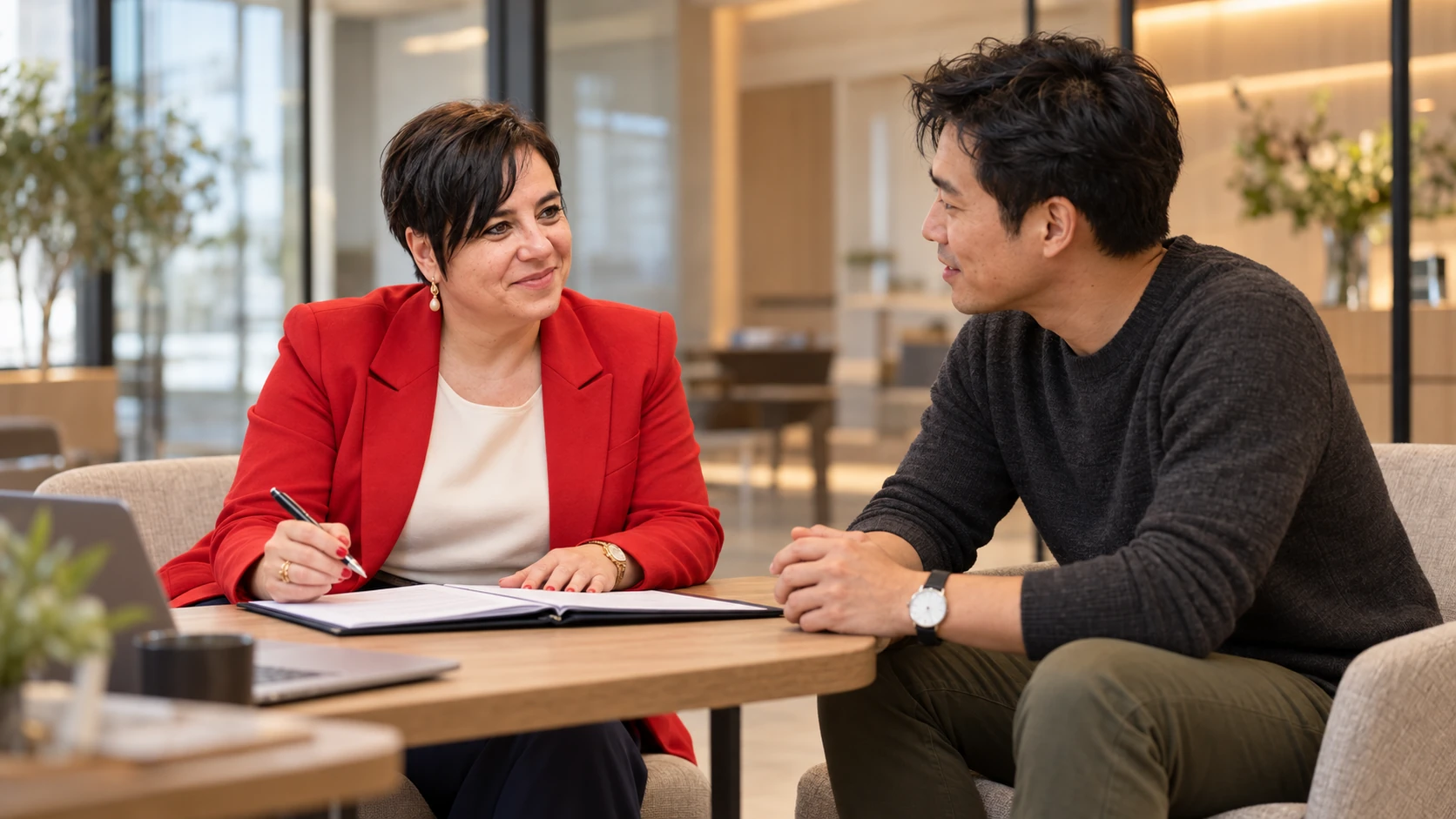 An Vermeulen bespreekt een open dossier met een ondernemer aan een projecttafel.